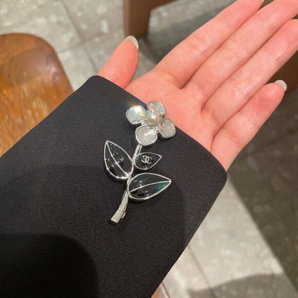 Chanel leaf brooch - Picture 3 of 9